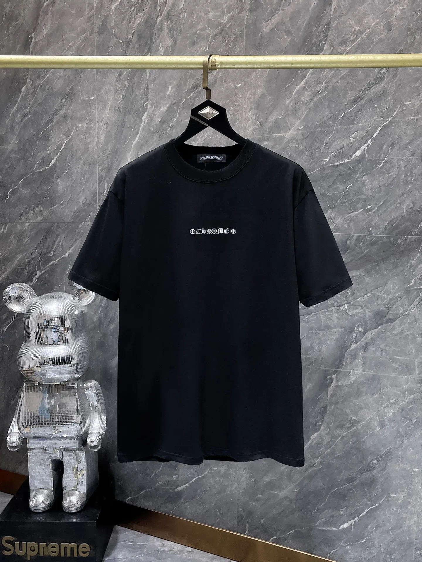 P170 New for summer Chrome Hearts 25ss worn version. High gram weight, environmentally friendly and high-quality top-grade fabric. 280g Chrome Sword Sanskrit embroidery patch splicing short sleeves. Heavy-duty pure hand-cut patch embroidery technology. Counter synchronization. Re-engraved version 1:1. Recommended color: black. White. Size: S, M, L, XL.